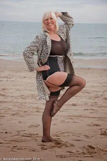 SANDY SECRETS en lingerie noire sur la plage.