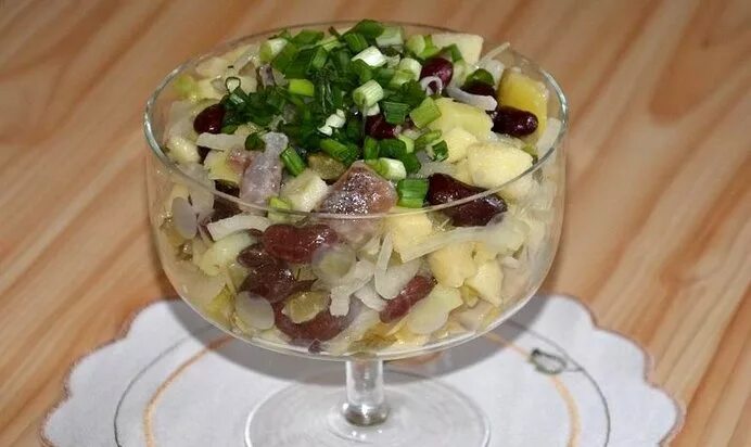 Фасоль селедка. Салат с фасолью и селедкой. салат из сельди с фасолью. салат с сельдью и фасолью. сельдь с фасолью.