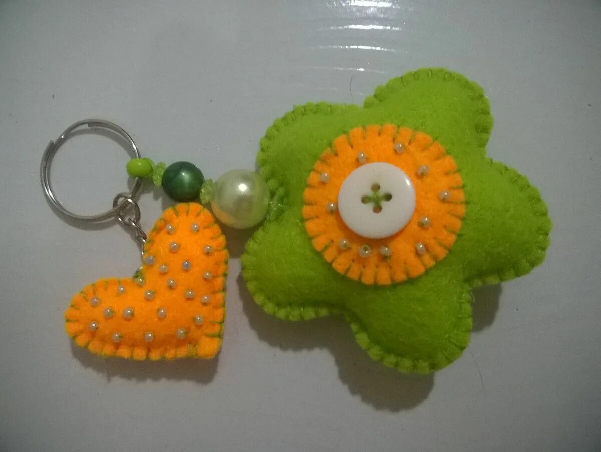 Брелок из фетра. Красивые брелки из фетра. Брелки из ткани. Брелки из фетра. Брелок из фетра для детей.