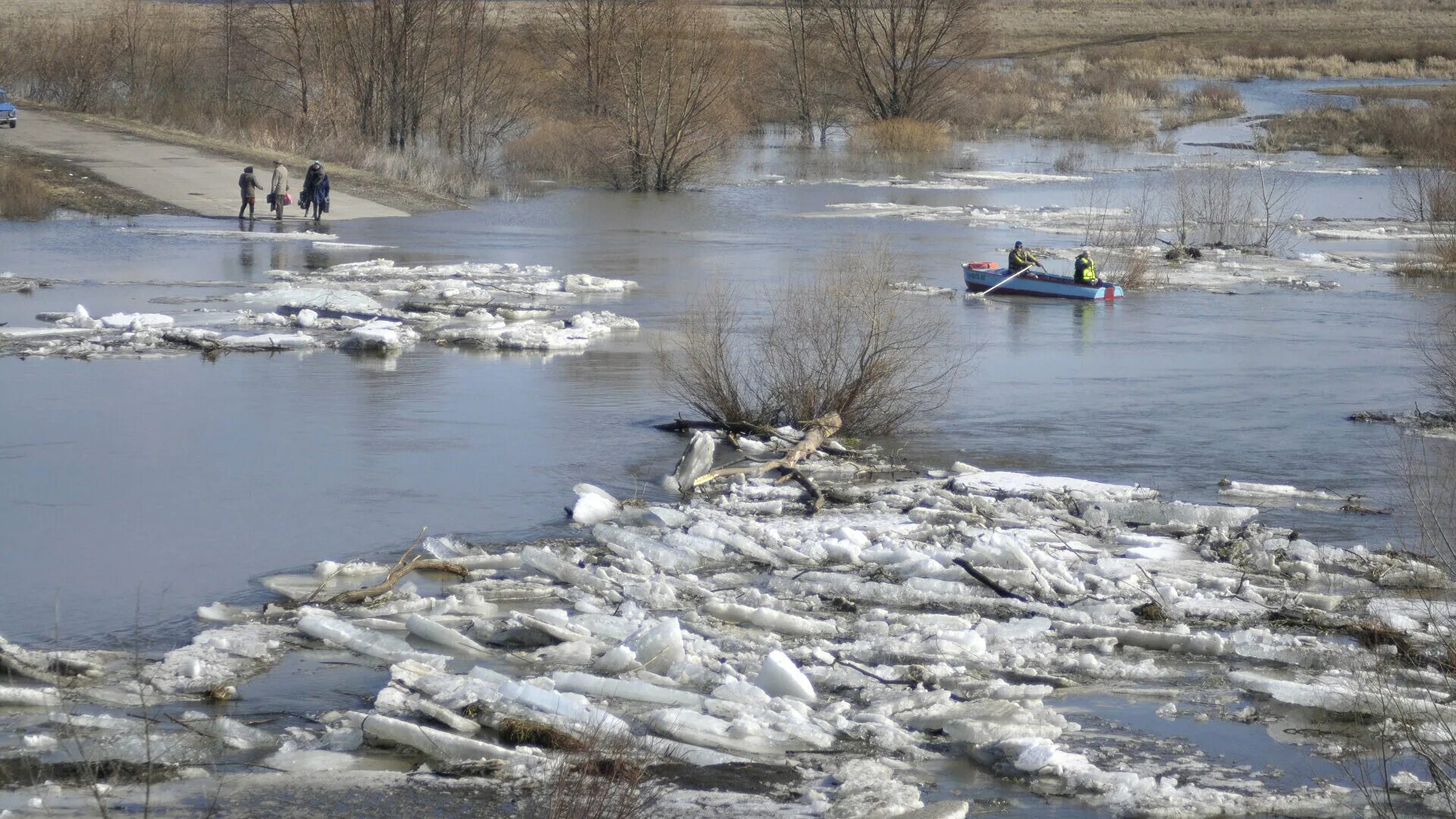 Сильный разлив воды