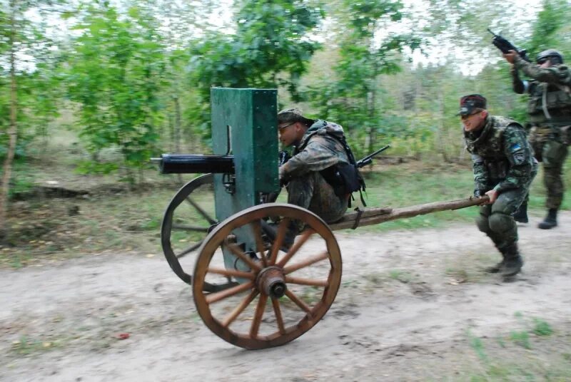 Смешная Военная техника. Военный с деревянным автоматом. Смешное оружие Украины.