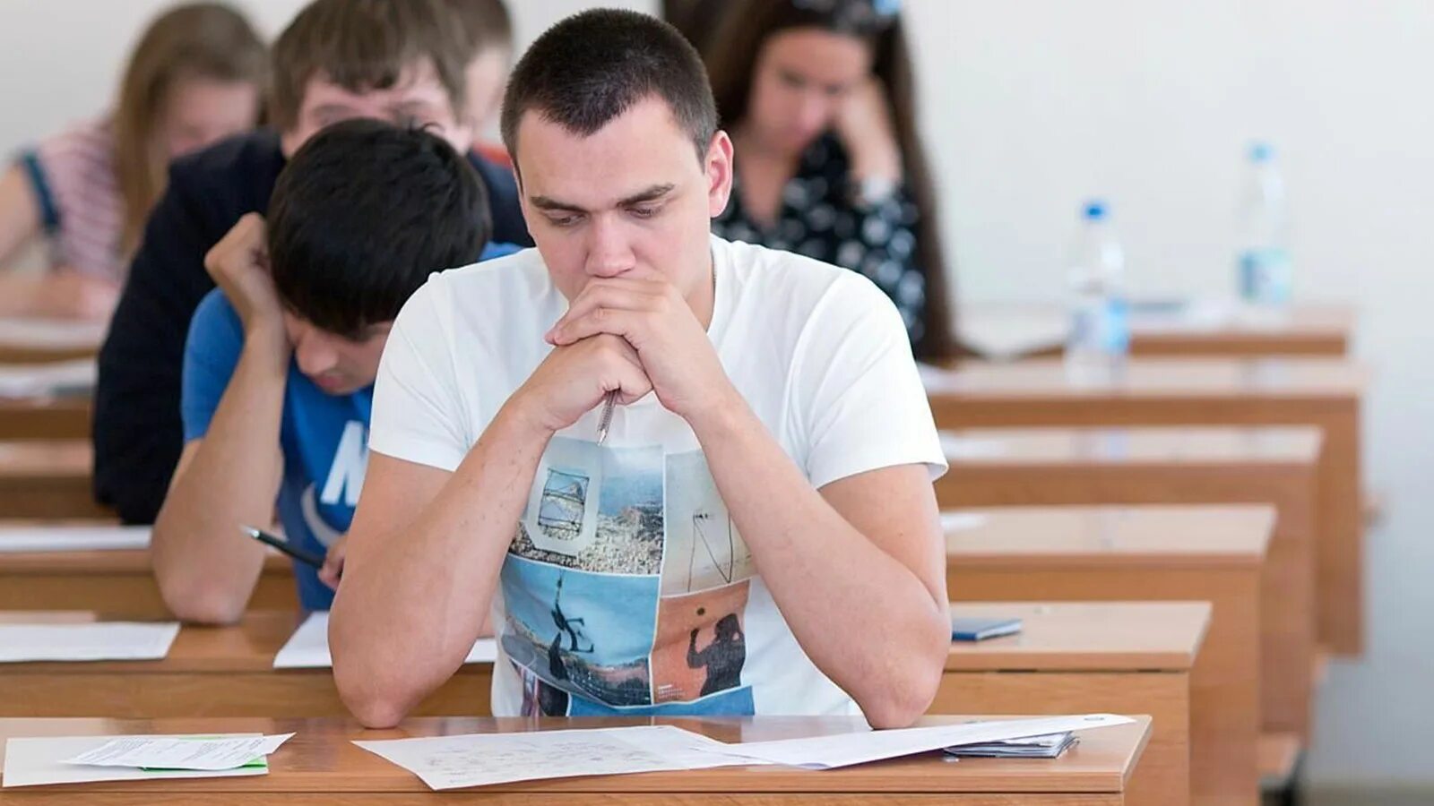 В институт с 2 экзаменами. В институт с 2 экзаменами. Экзамен в вузе. Школьники на экзамене. Студент на экзамене.