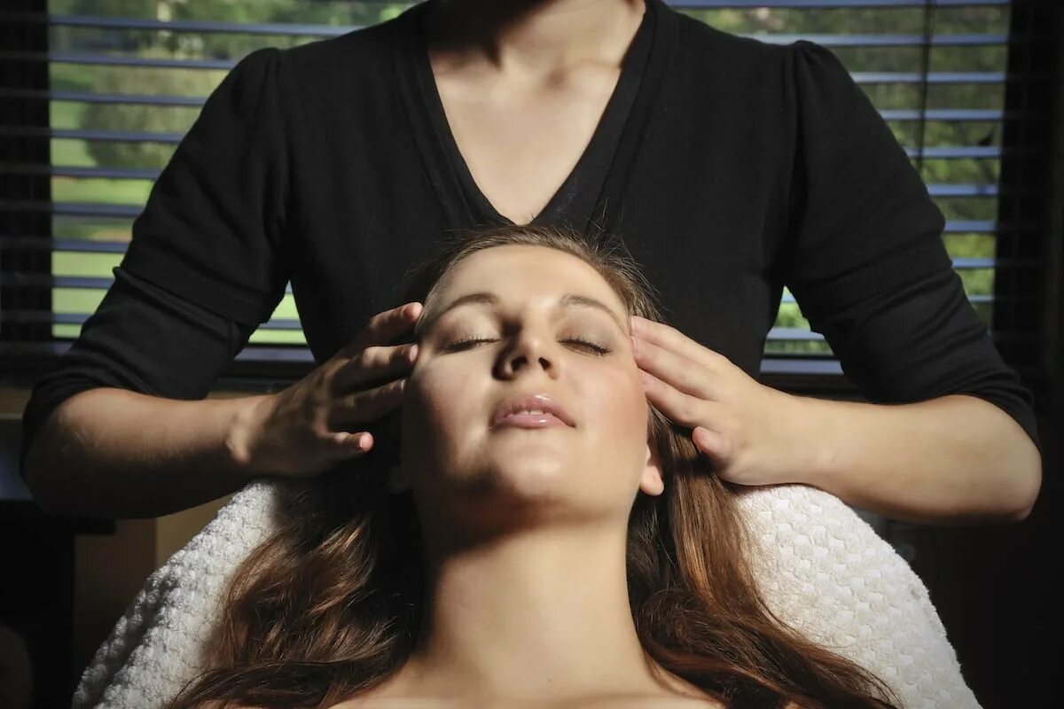 Энергомассаж аксесс барс. Сессия аксесс фейслифт. Массаж головы аксесс барс. Энергетический массаж головы. Массаж бар.