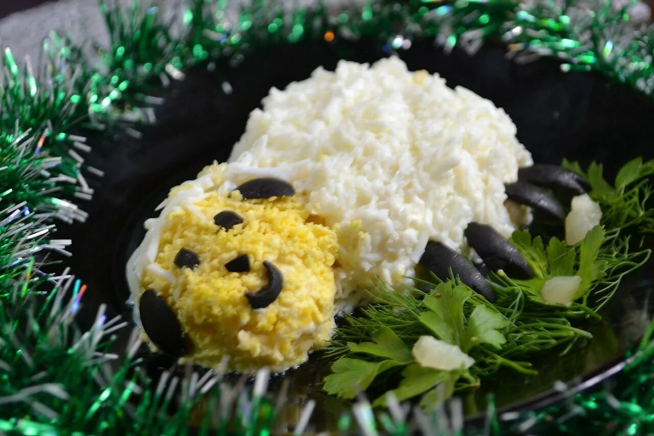 интересные новогодние блюда. рецепт года 2014. салат в виде дракона. новогодние рецепты из журналов. украшение салатов.