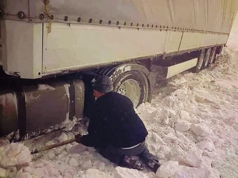 Грузовик на пару. Фура застряла в снегу. Фура зимой. Фура в сугробе. Дальнобойщики зимой.