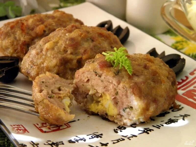 Если нет баранины, но очень хочется. Мясной рулет с хитрой начинкой