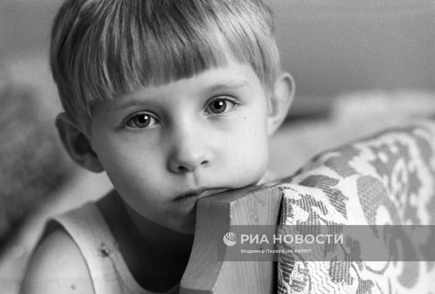 Бродяжничество. Мальчик сирота фото. Мальчик сирота детский дом. Бедный мальчик. Мастер макранд индийский актер.