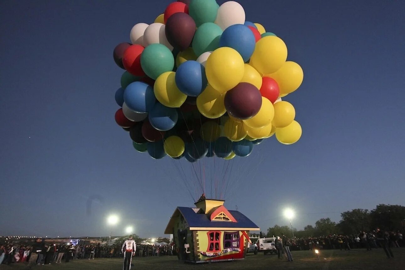 Джонатан Трапп шарах на воздушных. Воздушный шарик. Шары в небе. Летающий дом.
