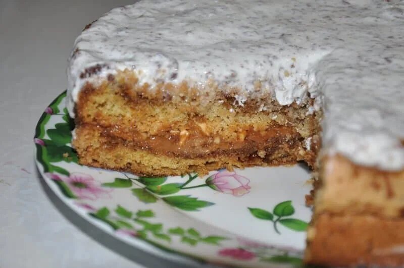 Пирог со сгущенкой. Пирог со сгущенкой к чаю. Пирог с вареной сгущенкой. Пирог из вареной сгущенки. Рецепт пирога с сгущенкой в духовке