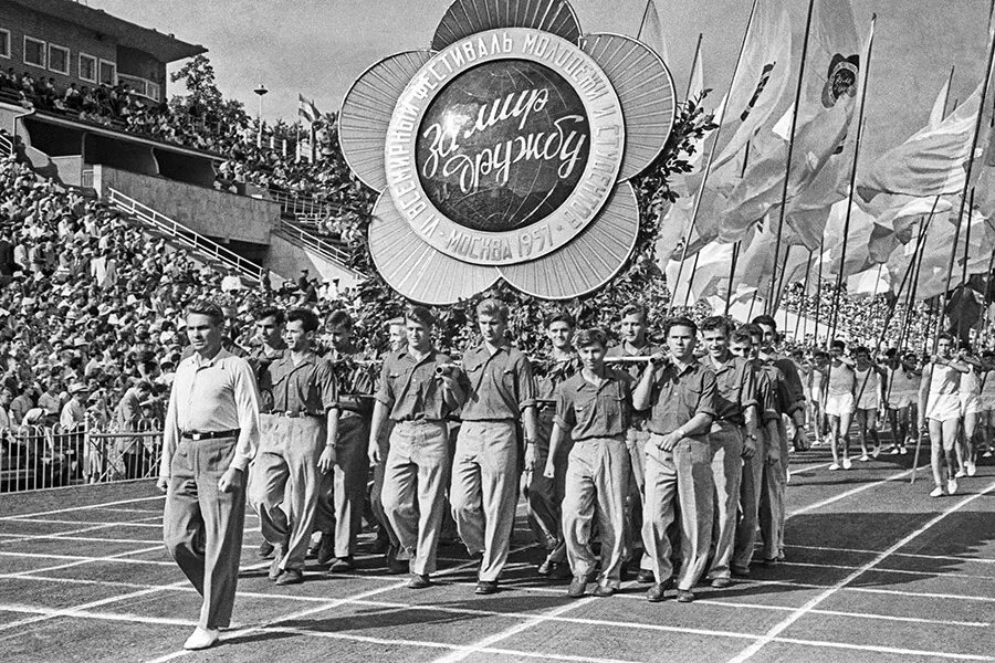 Vi всемирный фестиваль молодёжи и студентов в москве 1957 г. 1957 год международный фестиваль молодежи в москве. Фестиваль молодежи в 1957 году в москве. Всемирный фестиваль молодежи 1957 в москве. Фестиваль молодежи в 1957 году в москве.