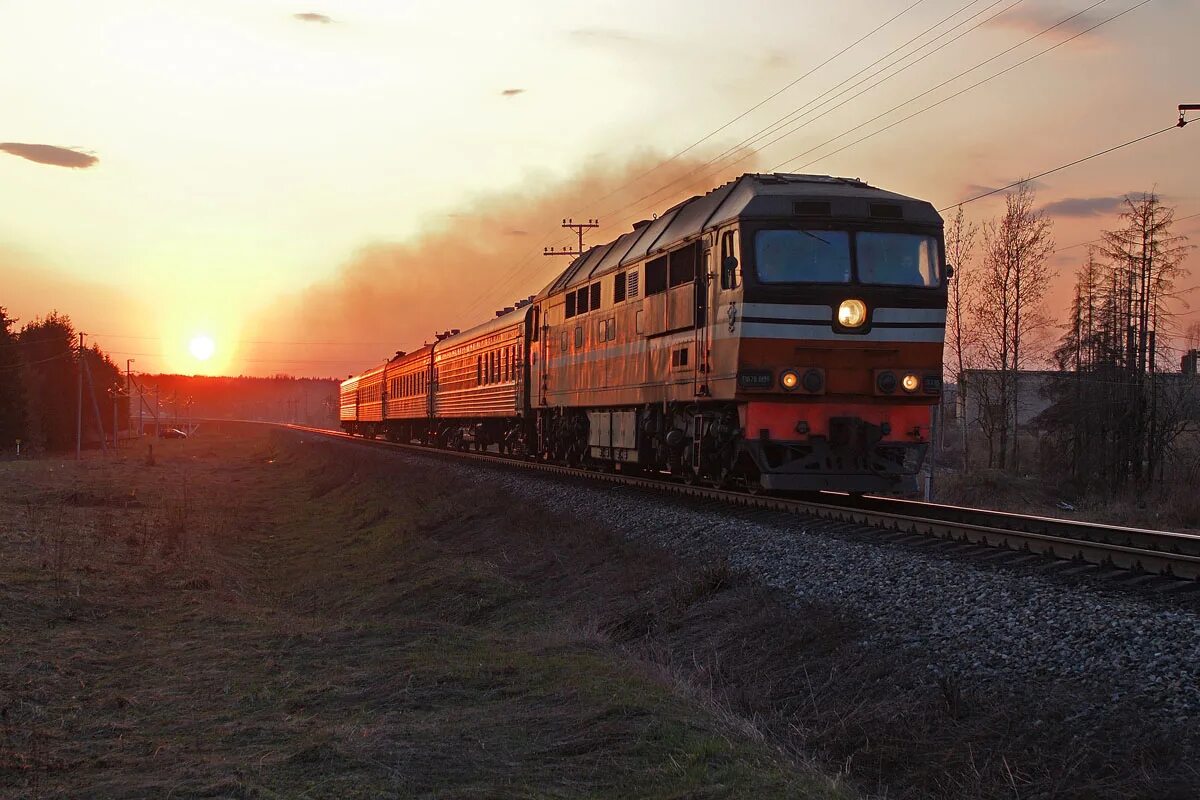 Поезд вдали. Тэп70 0198. Тепловоз тэп70 Бологое. Тепловоз Великие Луки Бологое. Тепловоз Осташков Бологое.