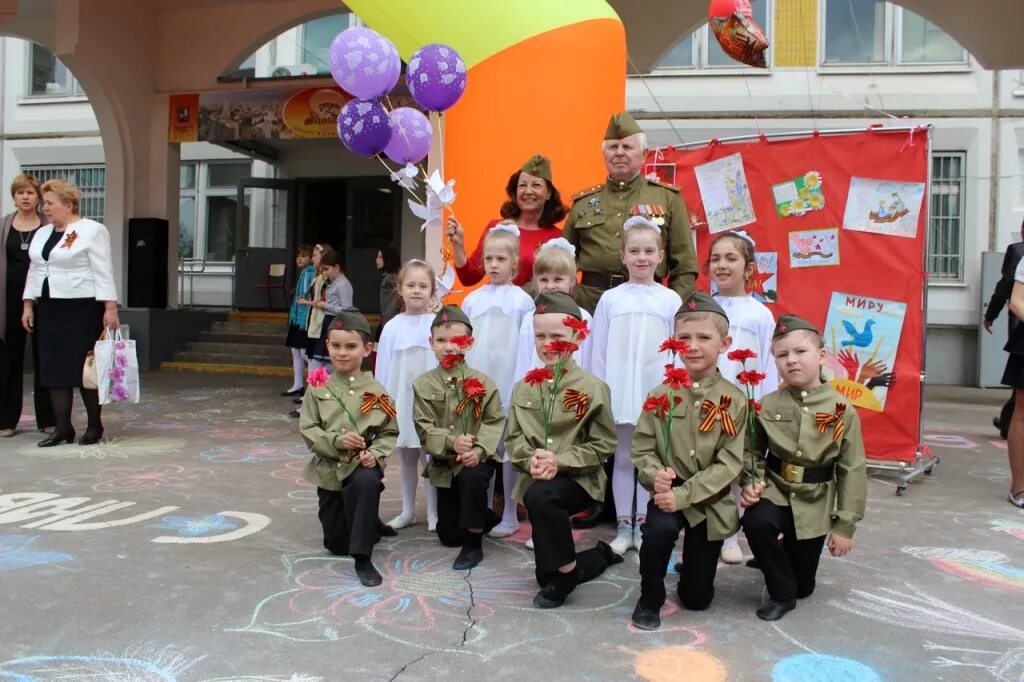 Мероприятия ко дню победы в школе. День Победы в школе. Праздник Победы в школе. Военный праздник 9 мая в начальной школе. День Победы, концерт в школе.