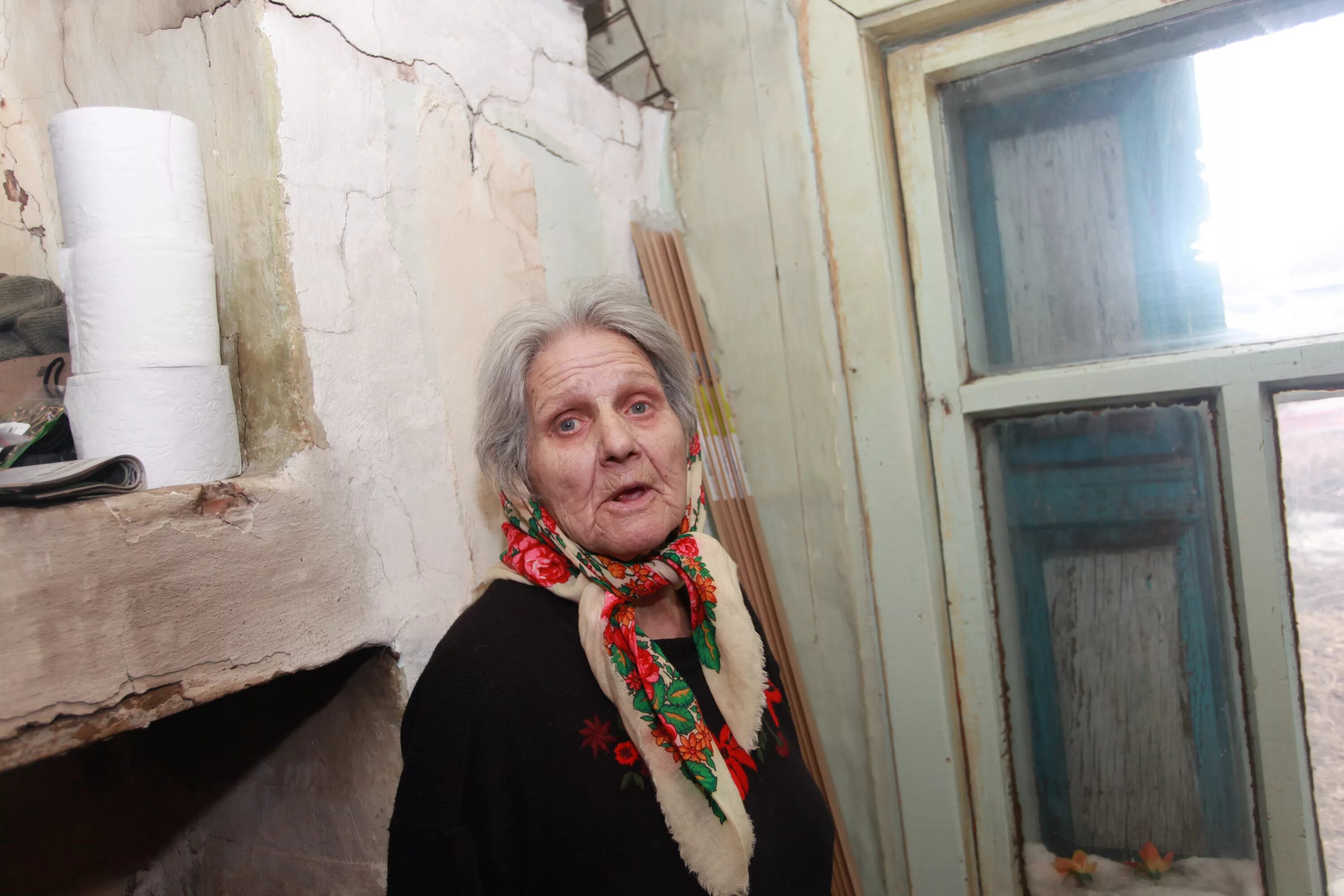 бабушка без дома. халат бабки. бабушка без дома. дом престарелых бабки. бабушка в деревне.