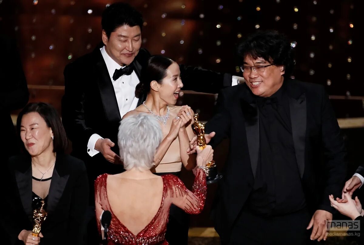 Паразиты фильм оскар. Пон чжун хо фильмы. Паразиты оскар 2020. Паразиты оскар 2020. Паразиты получил оскар.