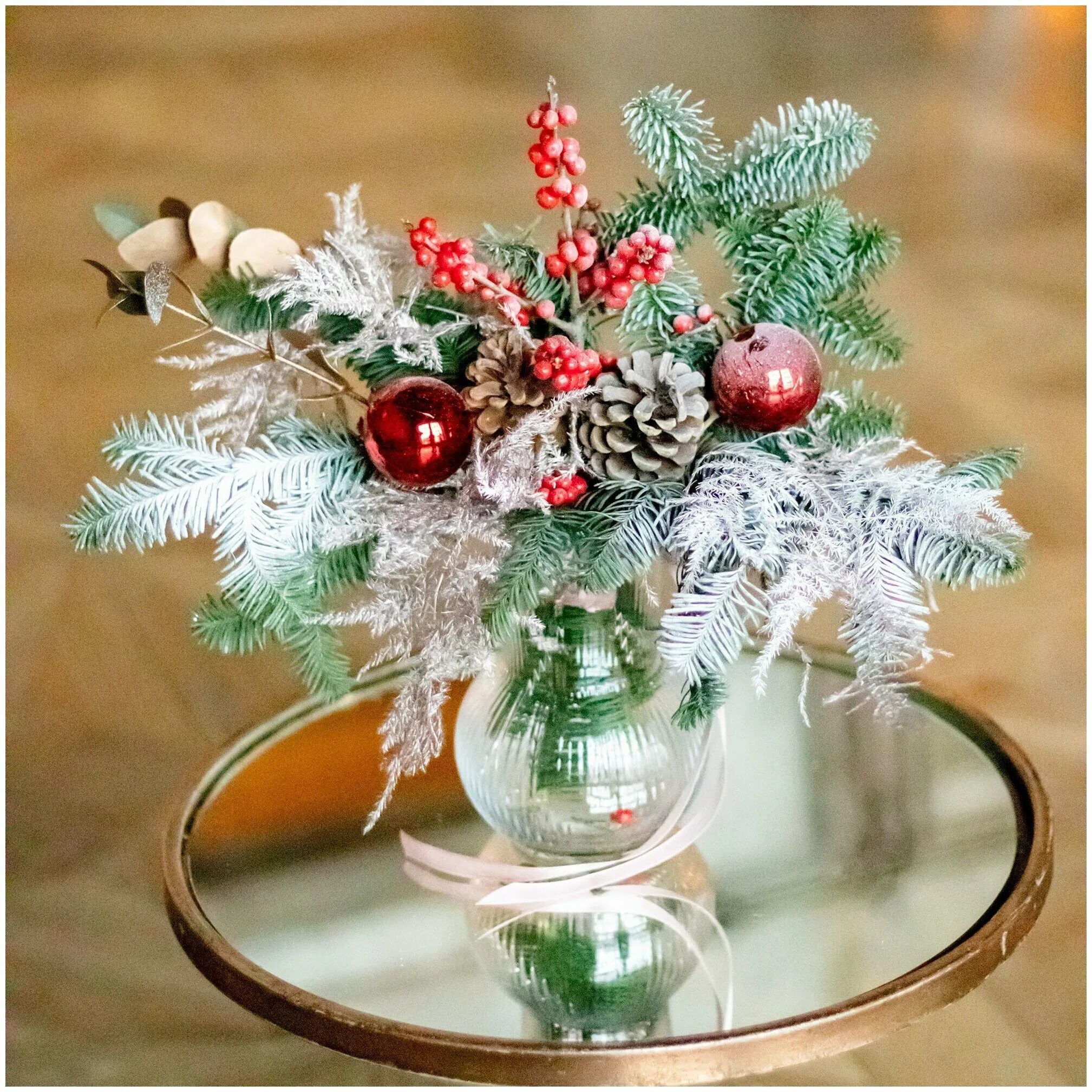 Небольшие новогодние композиции в стакане. Красивые новогодние композиции. Настольная композиция. Новогодние композиции в вазах. Сделать новогоднюю композицию в вазе.