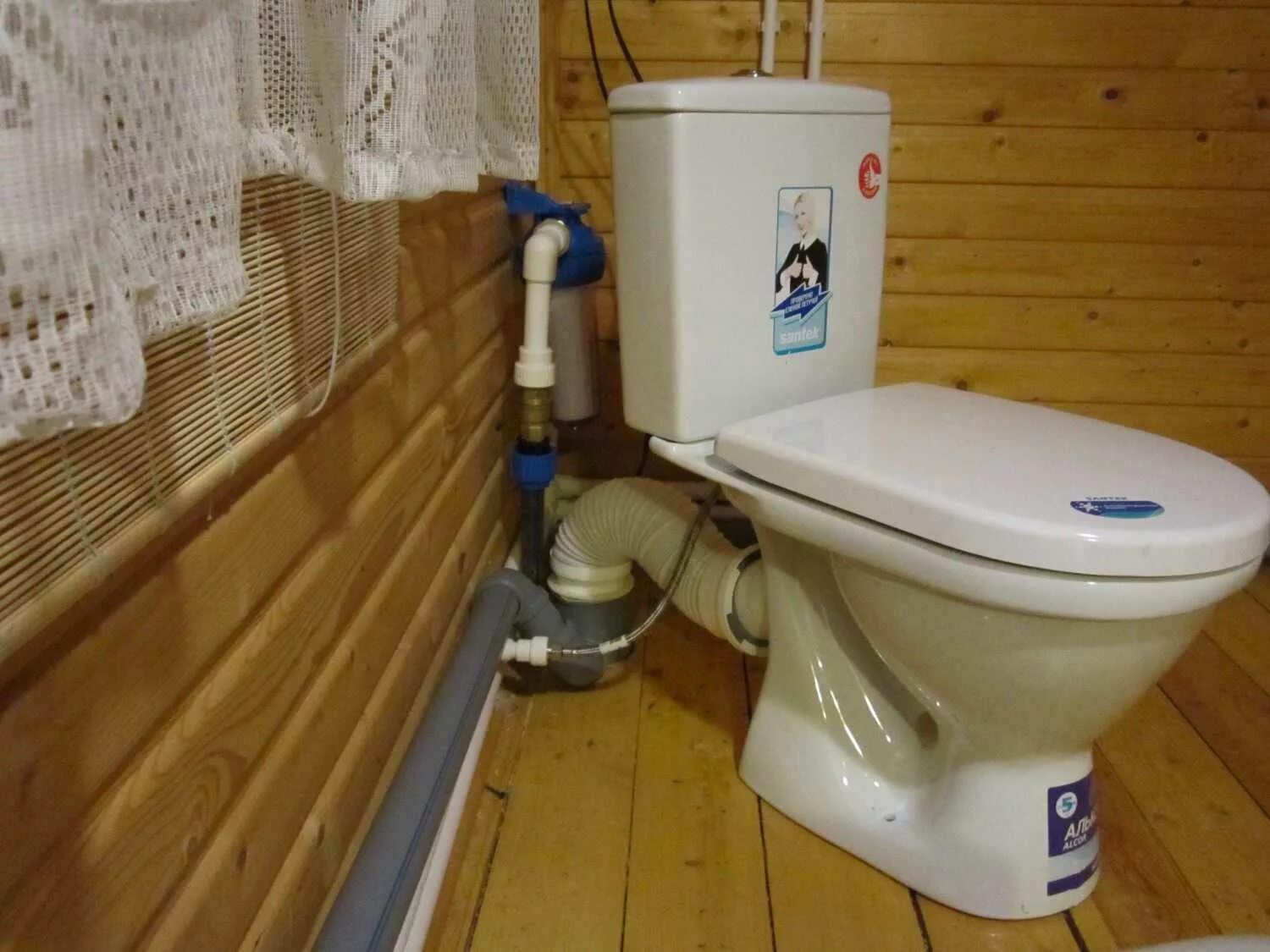 Монтаж унитаза в частном доме. Канализация в туалете. Туалет в деревянном доме. Туалет на даче в доме.
