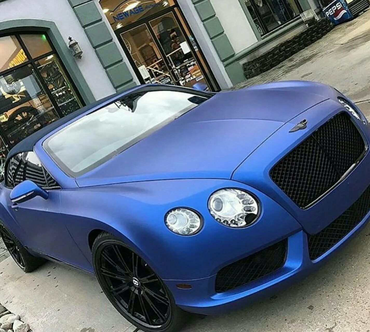Черная голубая машина. Бентли Континенталь gt матовый. Бентли Континенталь gt голубая. Bentley Continental gt матовый. Бентли Континенталь темно синий.