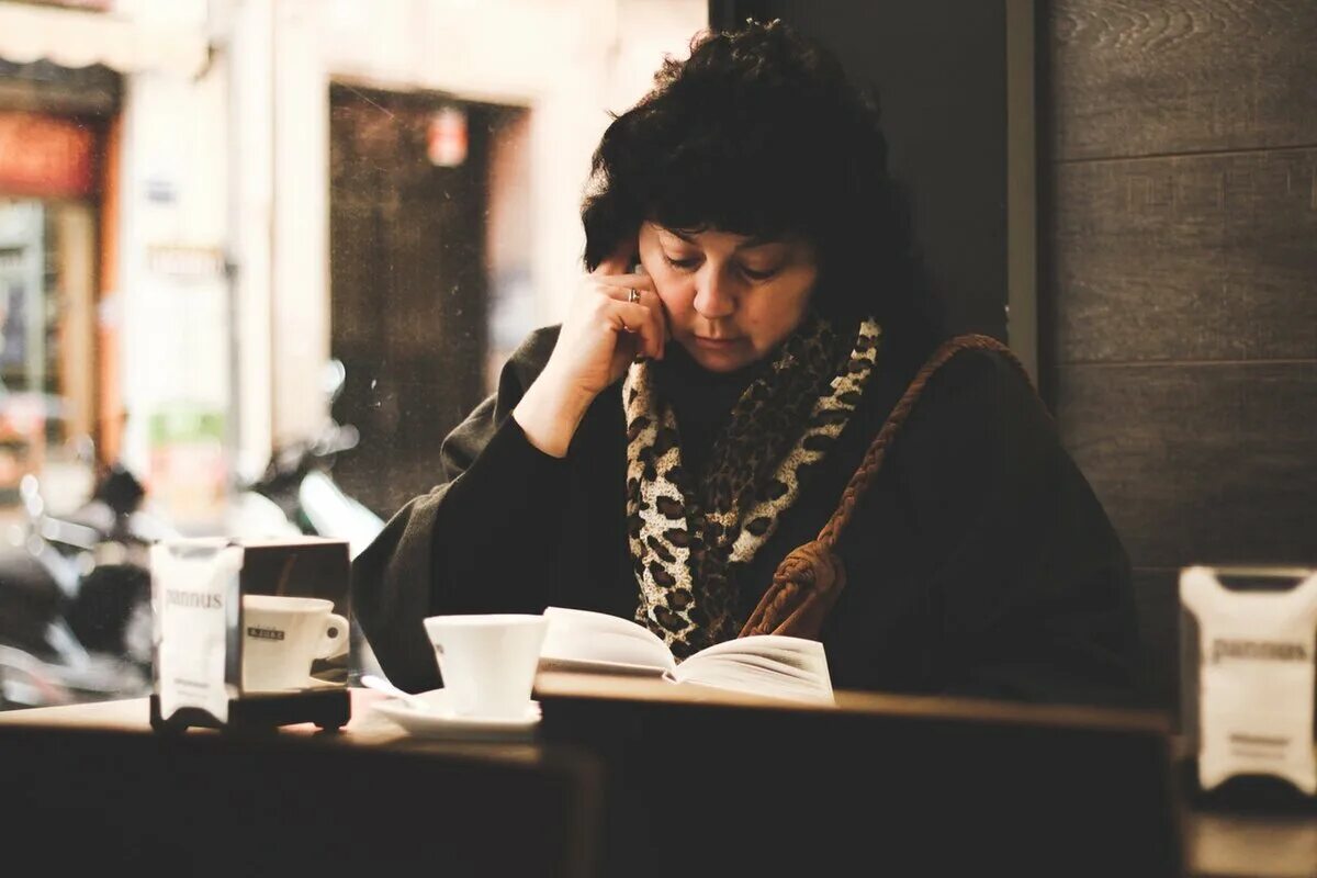 The accidental woman. Случайная женщина читать. Случайная женщина читать. Фотосессия пары в библиотеке. Женщина читает таро.