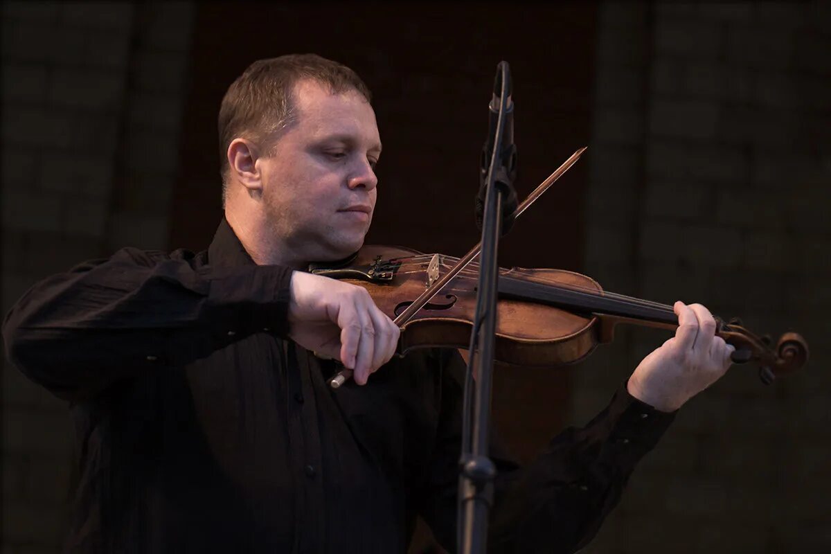 скрипач жив