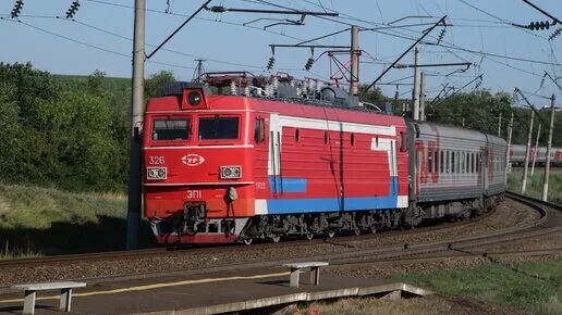 Поезд возрождение. Электровозы. Пассажирский тепловоз. Локомотив поезд. Грузовые поезда России.