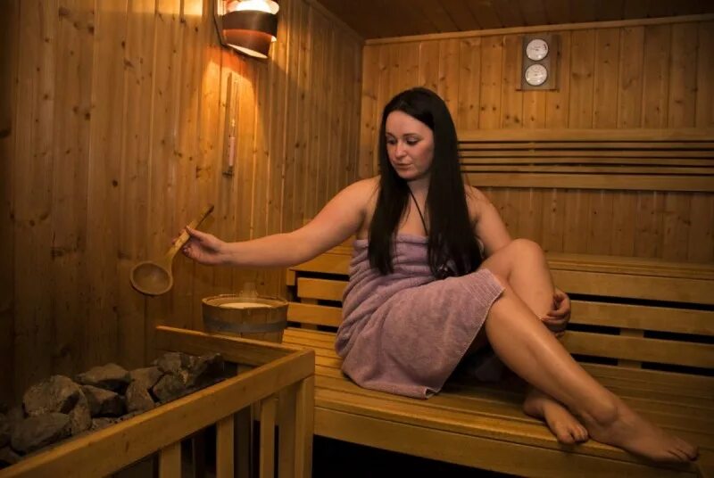 Красивые девушки в бане. Фотосессия девушки в бане. Пухленькую в сауне. Пухленькую в сауне. Красивые девушки в купальниках в бане.