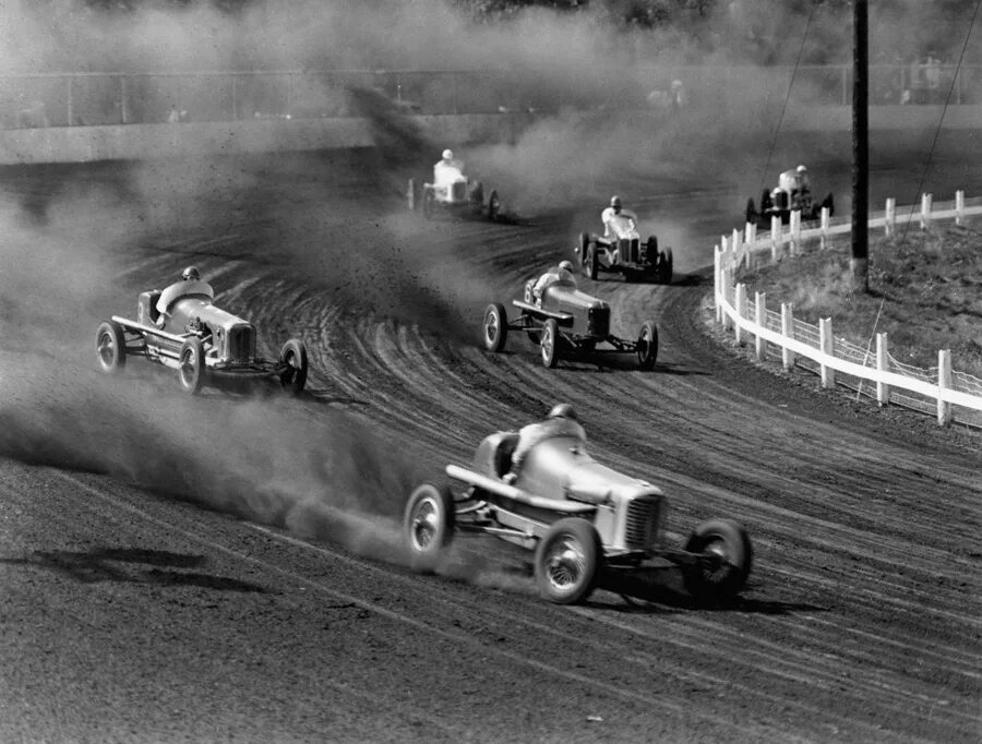 Старый гоняла. Dirt track Racer 1938. Гоночный Болид 1930. Гоночный автомобиль тридцатых годов. Гоночные Болиды в 1930х.