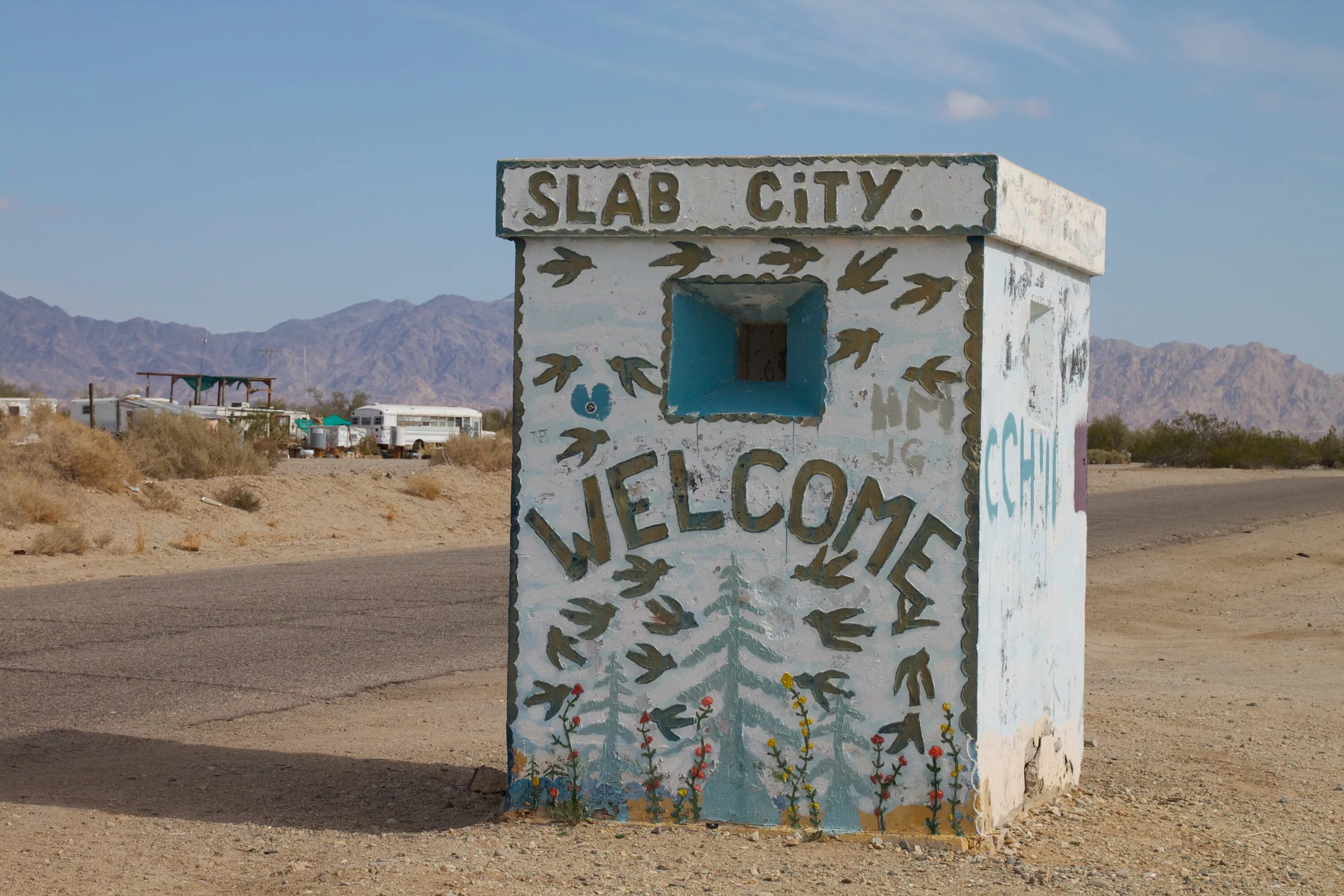 Slab city in california. Слэб сити калифорния сша. Разукрашенные поезда slab city, california. Слэб-сити город в калифорнии. Слэб сити калифорния фото.