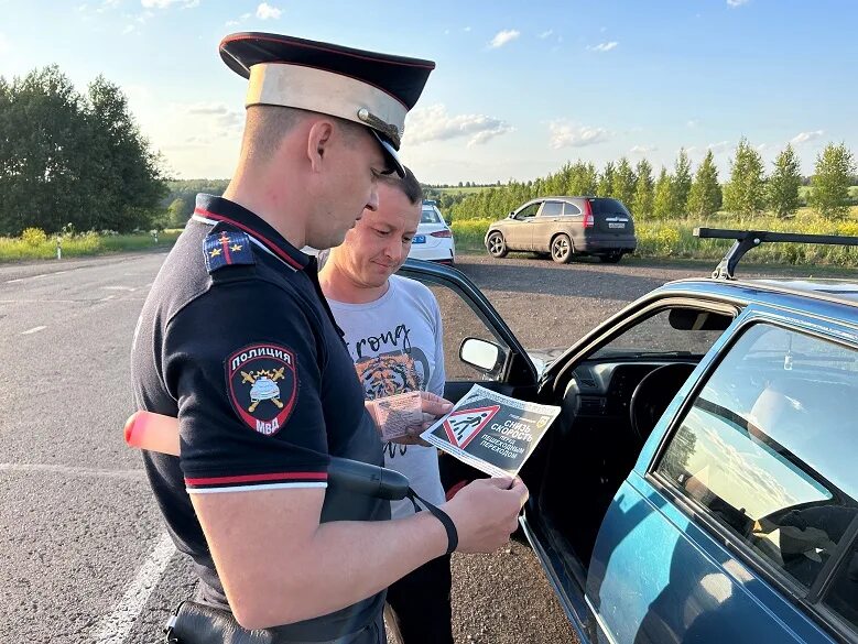 Сайт гибдд новокузнецк. Сотрудник ГИБДД. Сотрудник МВД. ГАИ Новокузнецк. Сотрудники Госавтоинспекции.