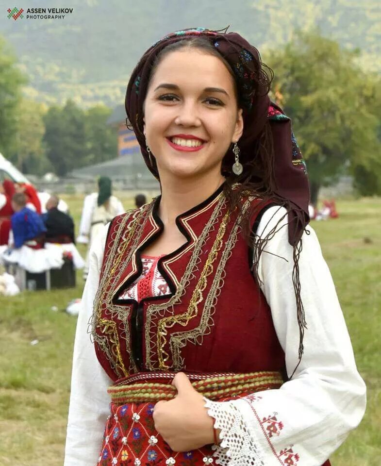 Молдаван женщина. Румыны национальный костюм внешность. Молдаване женщины. Молдаванки внешность. Молдавская внешность женщины.