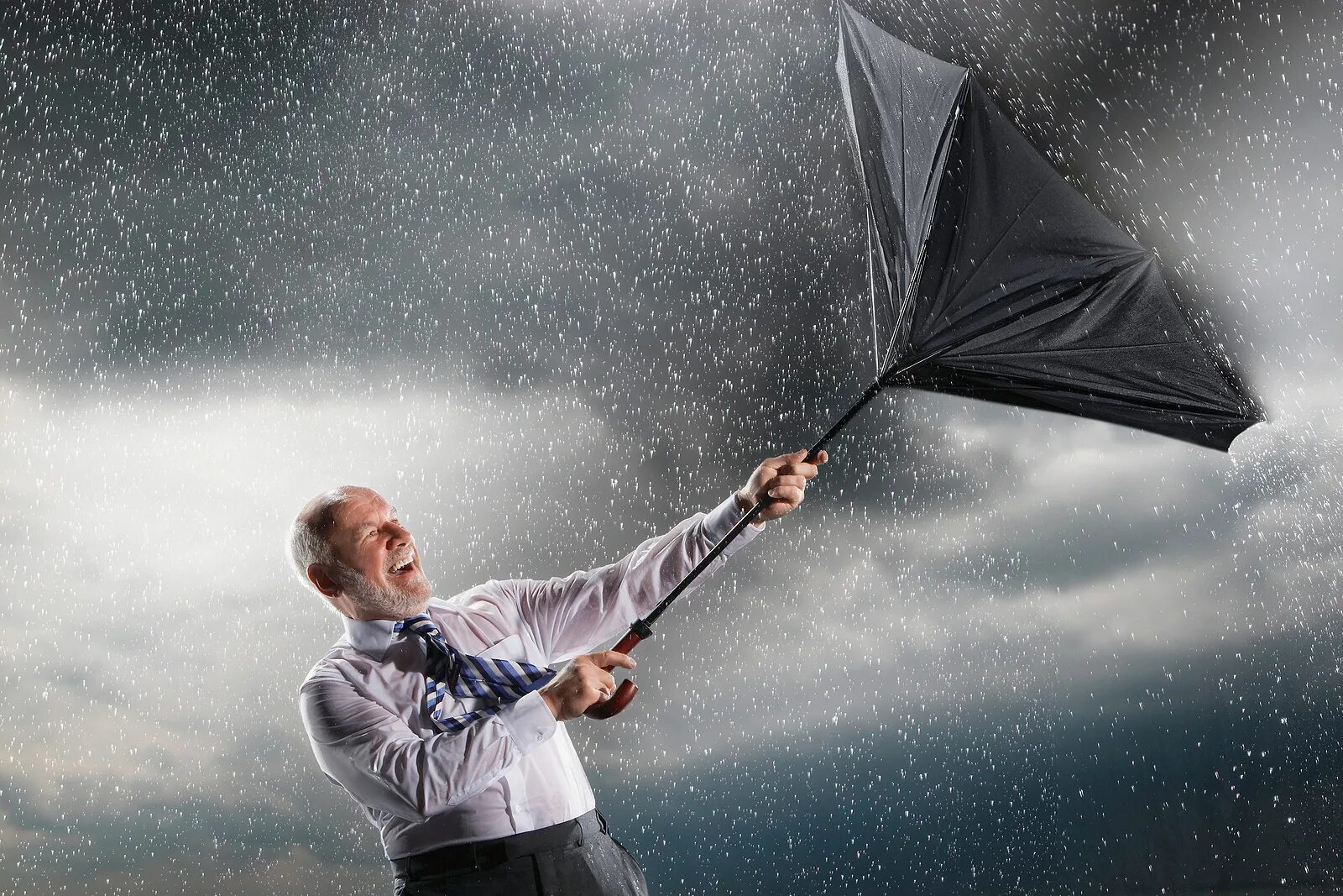 Зонтик улетел. Зонт улетает. Сильный ветер и дождь. Мужчина с зонтом.