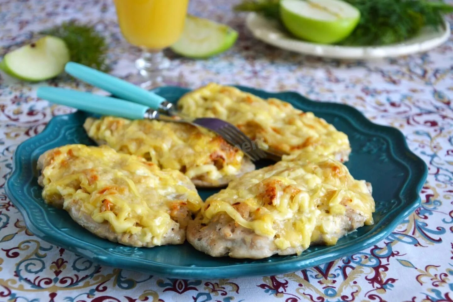 Курица запеченная с сыром и майонезом. Отбивные из куриного филе в духовке с сыром. куриное филе запеченное с яблоками. куриное филе в духовке с сыром. куриное филе, запеченное с яблоками и сыром.