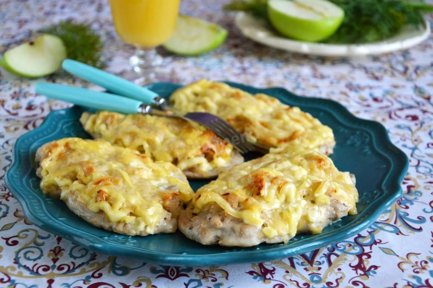 Куриное филе запеченное с яблоками. Отбивные из куриного филе в духовке с сыром. Куриное филе с яблоками в духовке. Куриное филе с грибами и сыром в духовке.