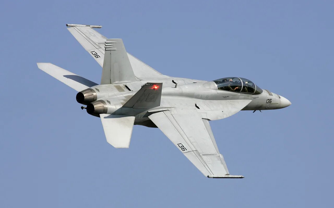 Douglas f a 18 hornet. F/A-18 «Хорнет». Истребитель "f/a-18c Hornet". Ф 18 Хорнет. MCDONNELL Douglas f/a-18 Hornet.