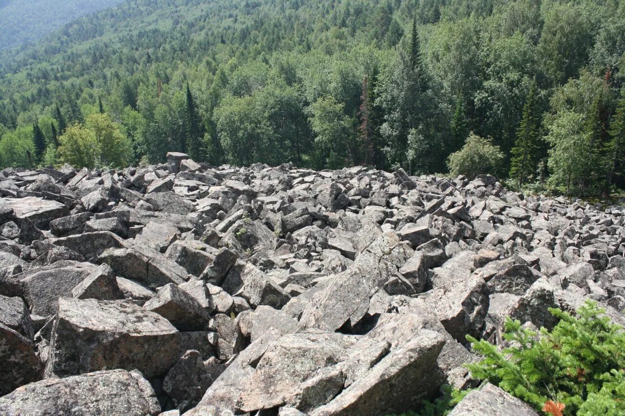 Вулкан черная сопка в Красноярске. Гора черная сопка Красноярск. Черная сопка(гора, Красноярский край). Гора черная сопка Каратаг.