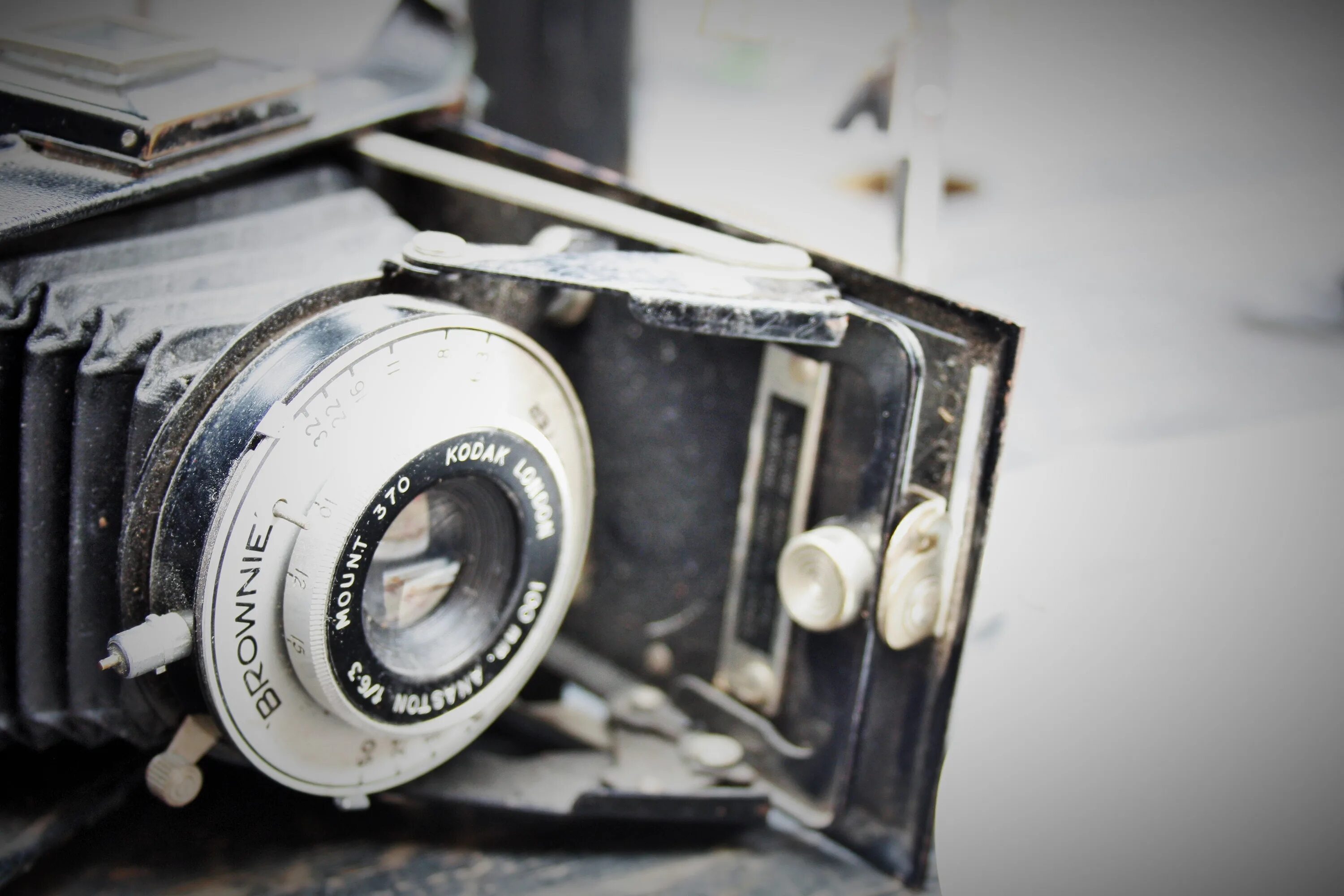 Старый фотоаппарат. Старая камера. Старая видеокамера. Зеркальный фотоаппарат в ретро стиле.
