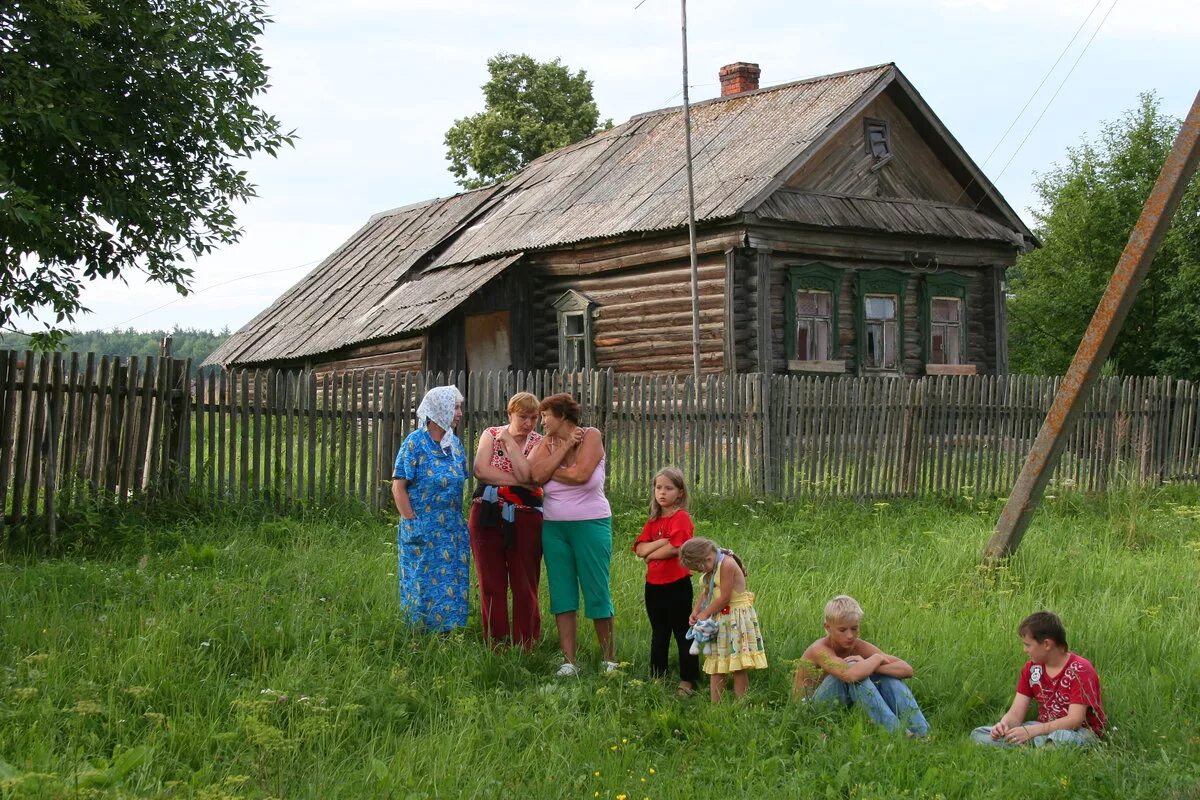 Городской человек в деревне. Жизнь в деревне. Деревенские люди. Деревня жителей. Деревенские жители.