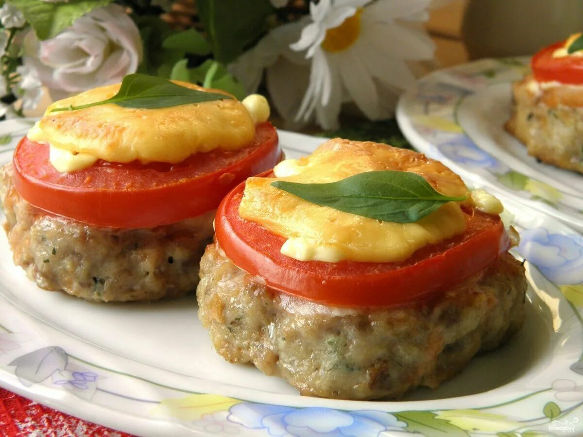Фарш в духовке с сыром и помидорами. Котлета ласточкино гнездо. котлеты ласточкино гнездо в духовке. котлета ласточкино гнездо с яйцом. биточек ласточкино гнездо.