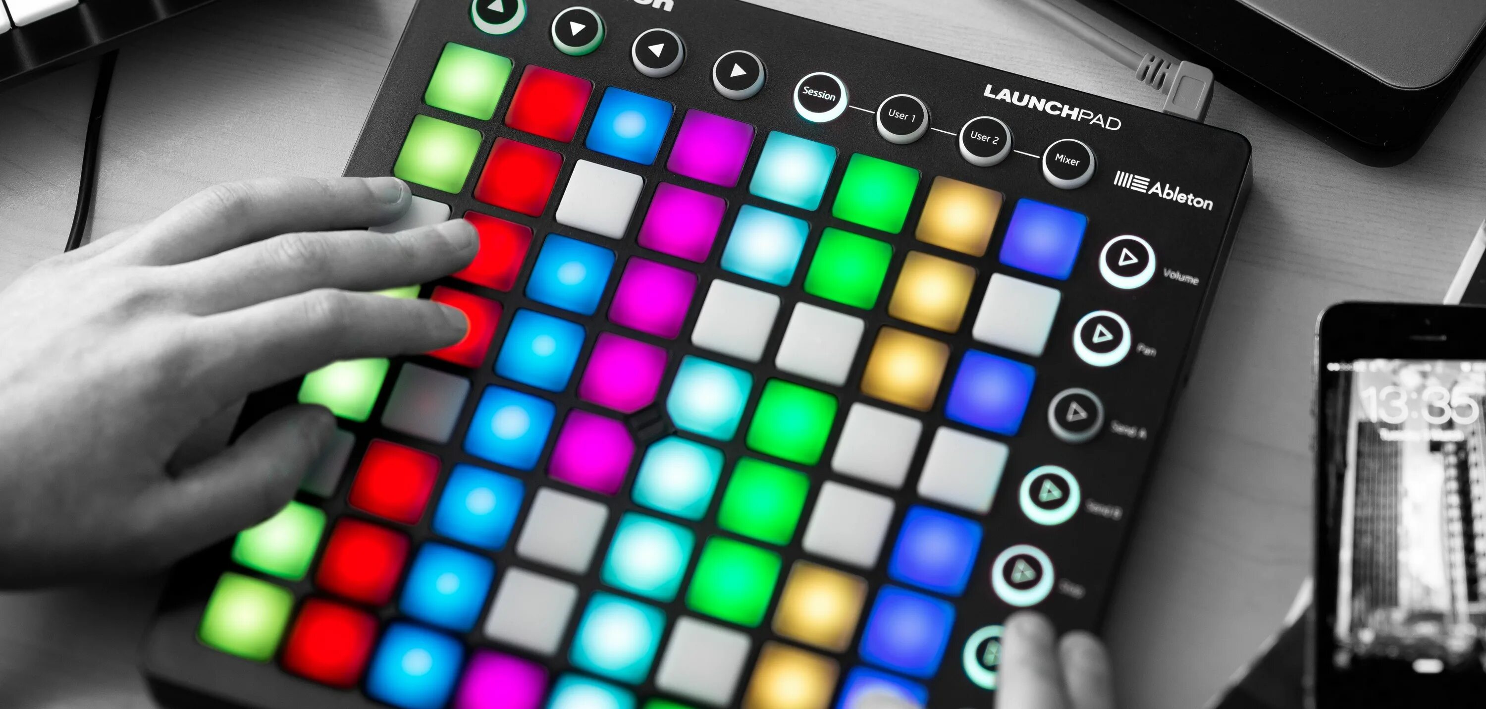 Нажми на квадрат. Novation Launchpad mk2. Novation Launchpad 2. Novation Launchpad приложение. Планшет для создания музыки.