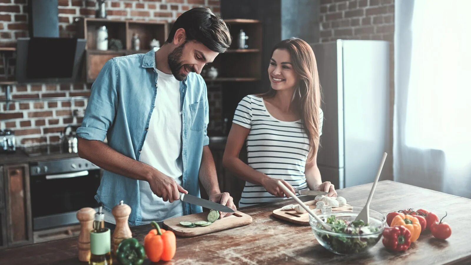 You me to cook the dinner. Готовим вместе. Фотосессия на кухне готовка. Совместная готовка. Муж и жена готовят.