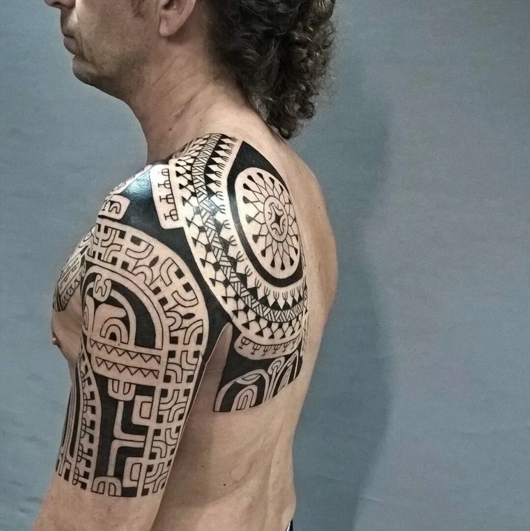 Полинезия тату мужские. Тату в стиле Полинезия. Полинезийский стиль тату. Полинезия на плече. Тату Полинезия на плече.