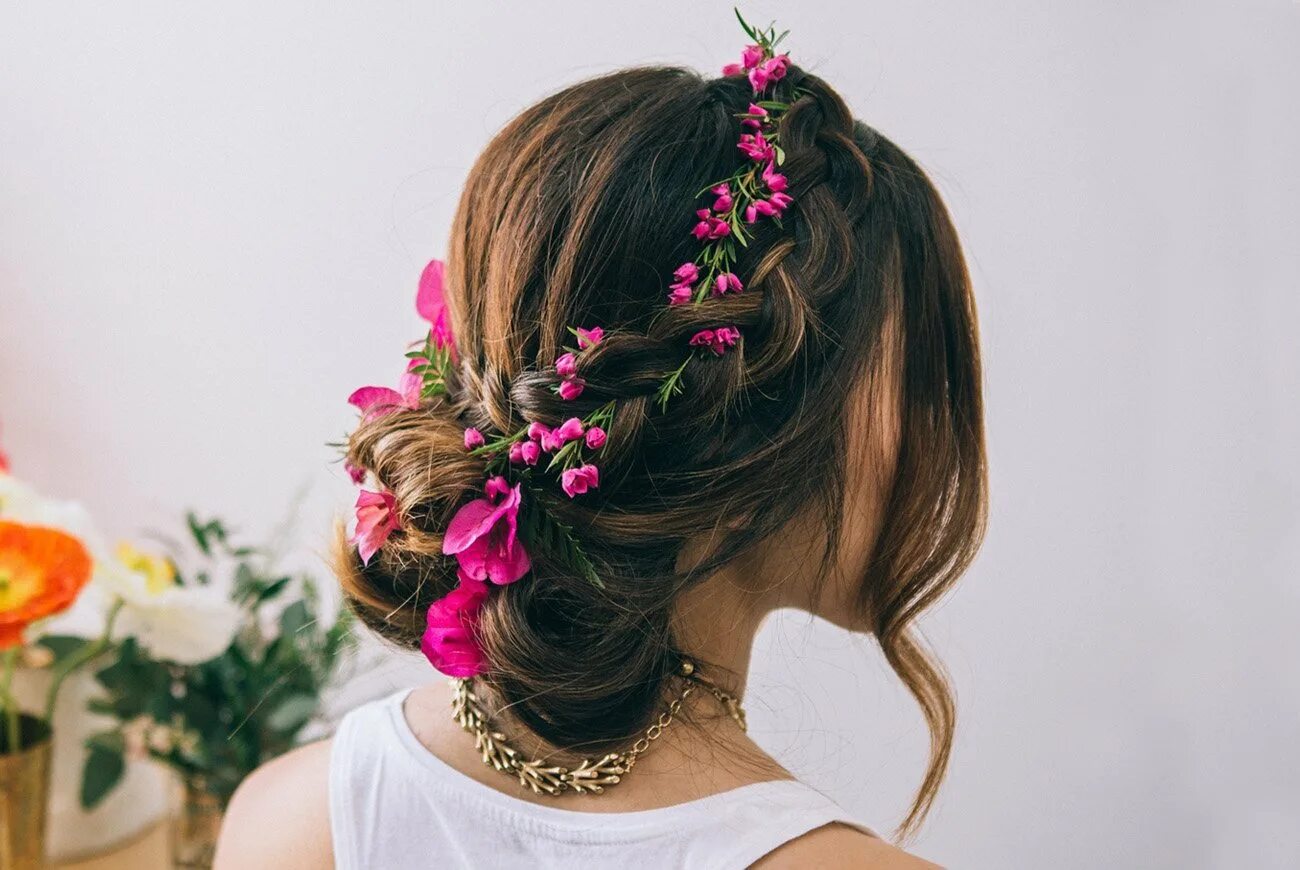 Девушек украшают цветы. Прическа с живыми цветами. Прическа с цветами в волосах. Свадебная прическа с цветами в волосах. Цветы Вплетенные в волосы.