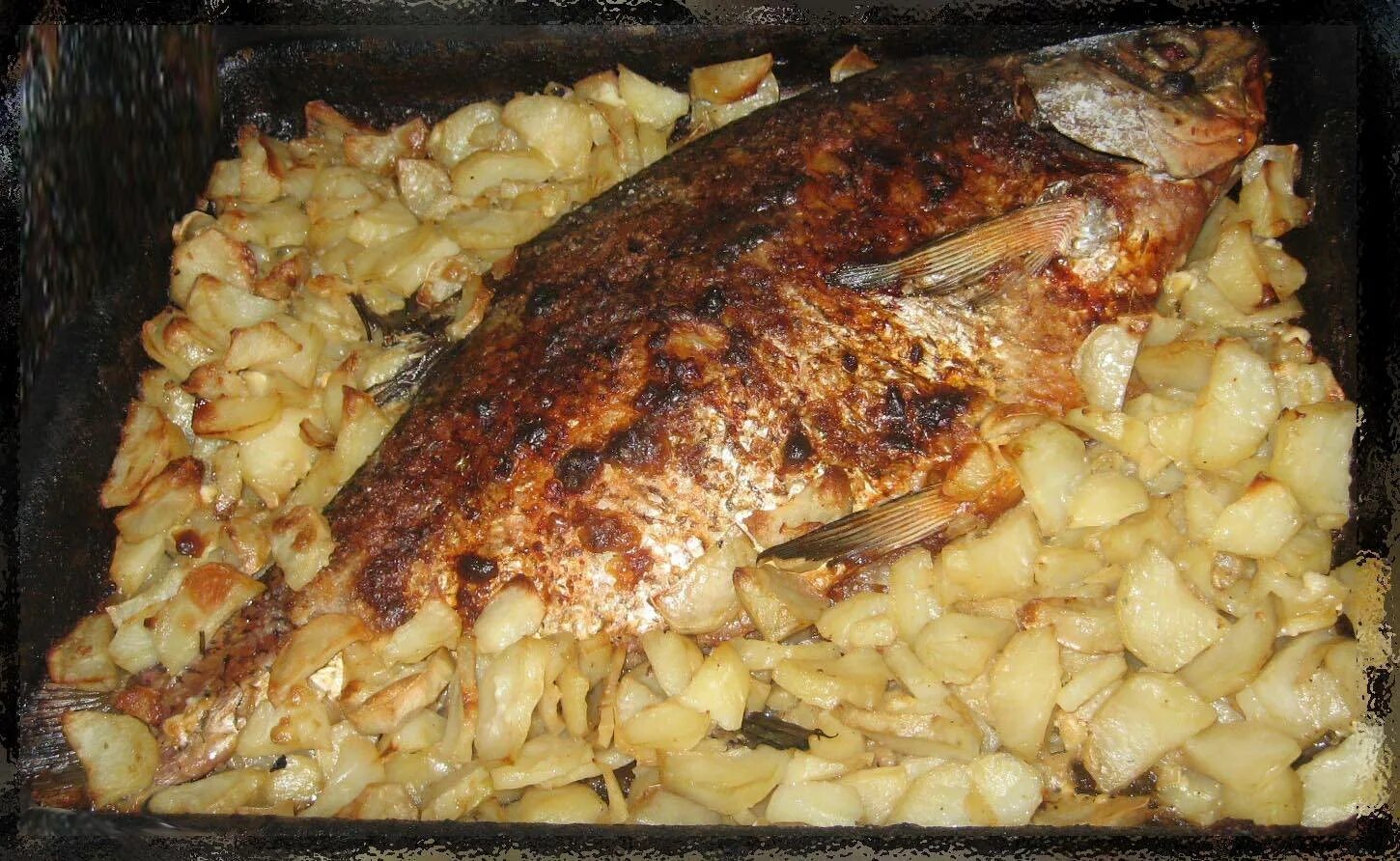 Рыба лещ в духовке. Лещ запеченный в духовке. Лещ в духовке с картошкой. Запечь рыбу лещ в духовке.