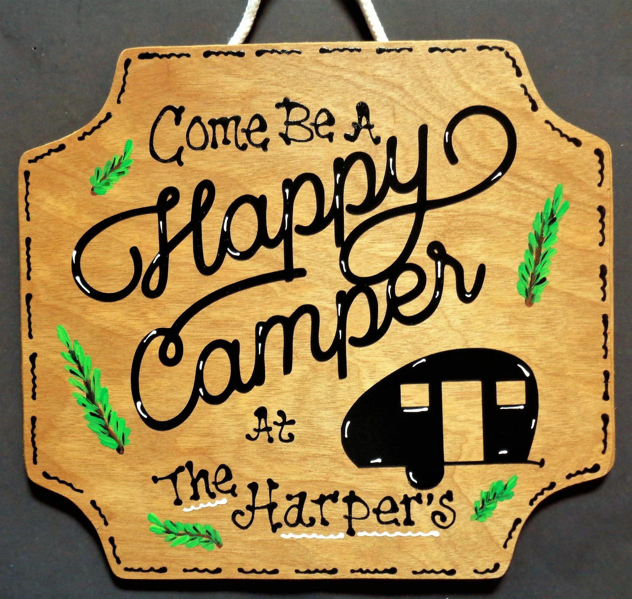Вывеска Camper. Happy Camper. Happy Camper гравировка костер. Signpost to the Campsite. Camping name