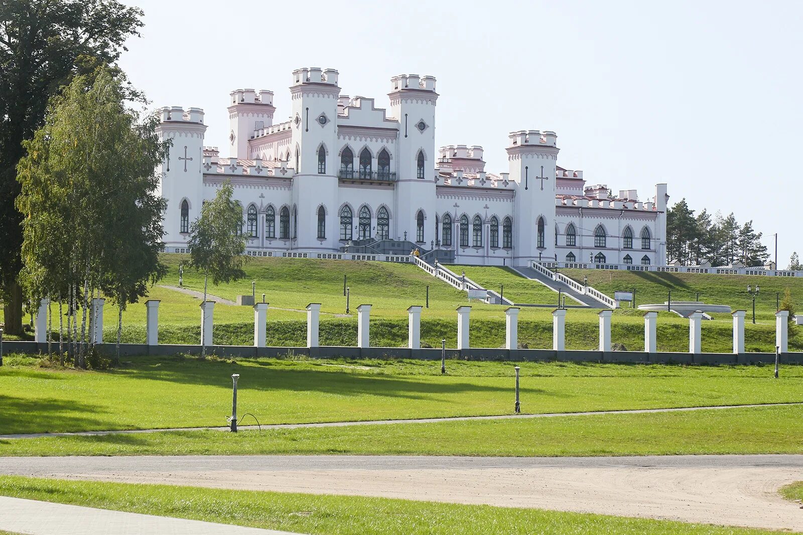 Замок пусловских. Дворец Пусловских в Коссово. Дворец в Коссово Беларусь. Дворец Пусловских Белоруссии. Замок в Коссово дворец Пусловских.