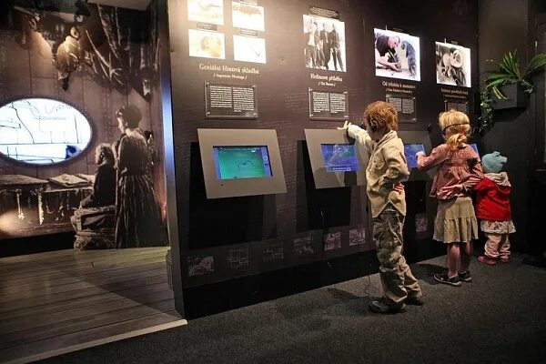 Мультимедийная выставка представляет шесть интерактивных зон. Интерактивная экспозиция в музее. Мультимедиа в музее. Интерактивная выставка в музее.