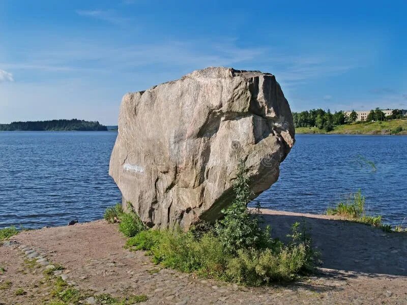 Сортавала камень. Камень желаний Сортавала. Озеро Ляппяярви камень желаний. Камень желаний Карелия. Сортавала камни.