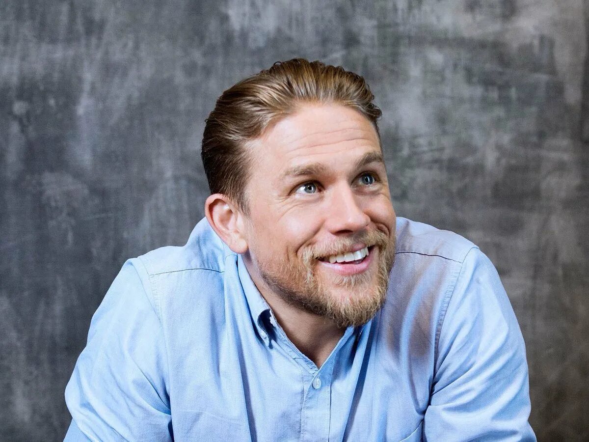 Charlie hunnam. Чарли Ханнэм. Чарли Ханнэм 2017. Чарли Ханнэм фото.