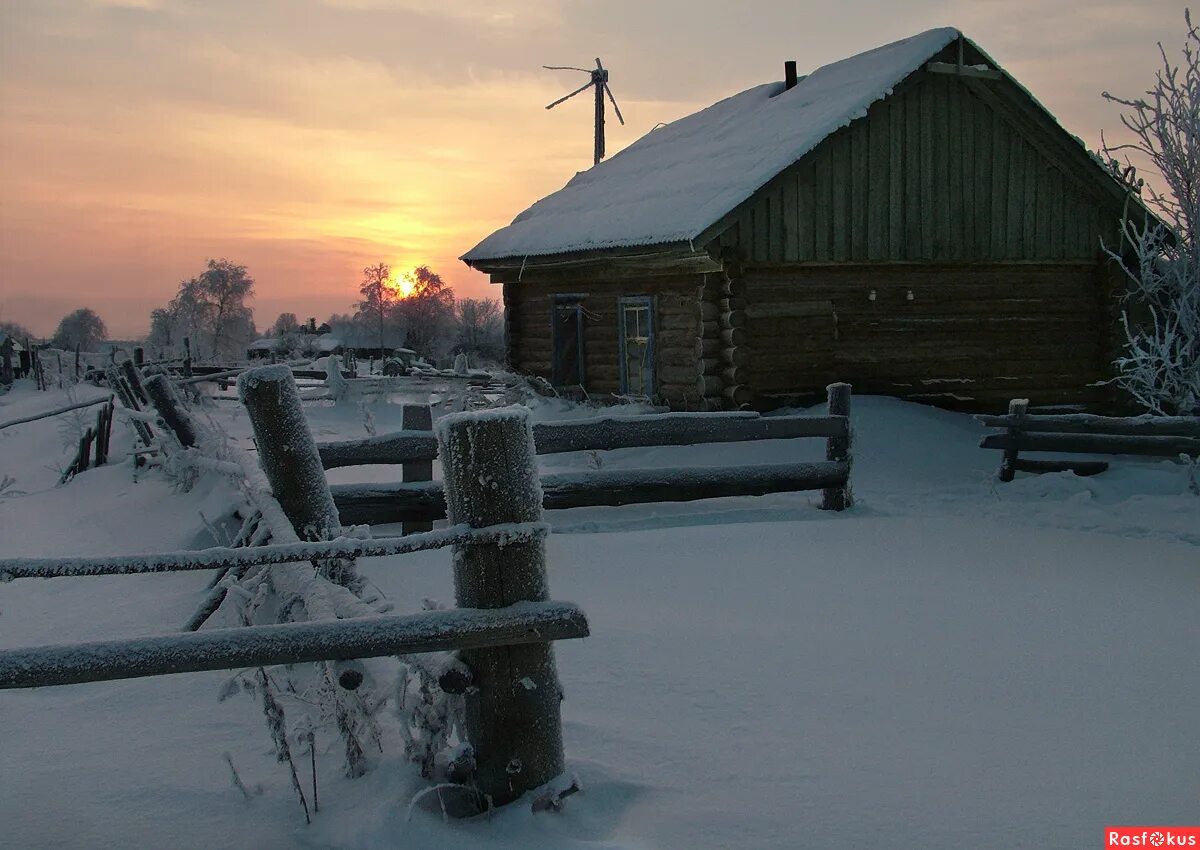 Сибирская околица. Зима в деревне. Зимняя деревня. Деревня зимой. Деревенский домик зимой.