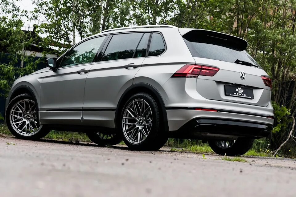 Колеса volkswagen tiguan. VW Tiguan 2 r line. Tiguan r line r20. VW Tiguan 2019 r line. Tiguan Sportline r22.