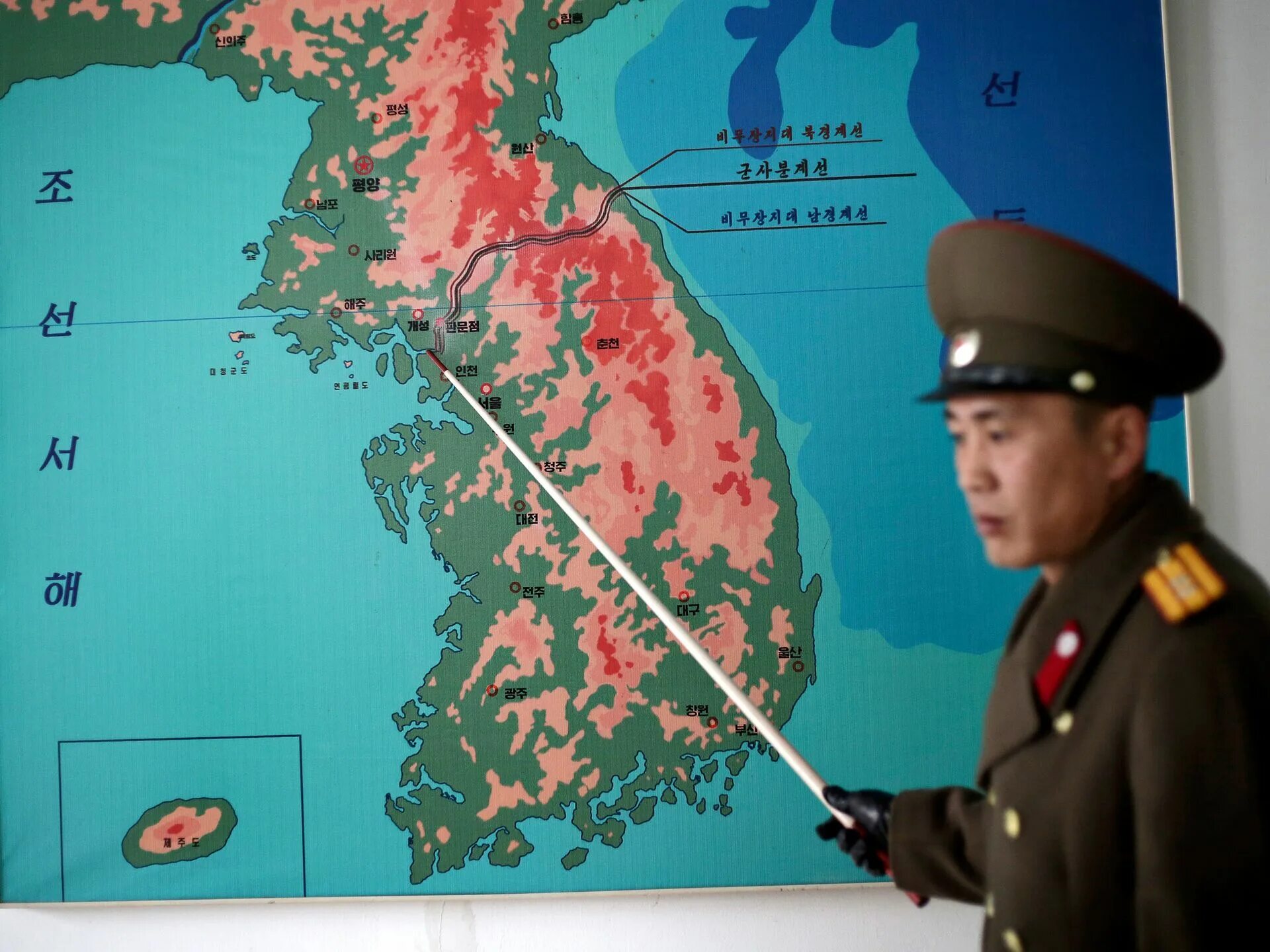 Северная Корея и Южная Корея граница. Северная и Южная Корея демилитаризованная зона. Северная Корея границы на карте. Демилитаризованная зона между Северной и Южной Кореей на карте. С какой кореей граничит россия